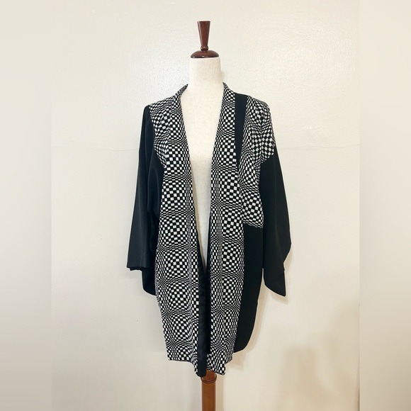 Kimono My House Black and White Illusion Deco Pattern Top